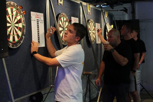 Kermiskantine: Darten, Puzzelen en Borrelen