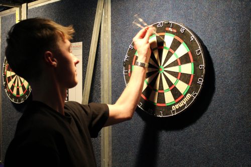 Kermiskantine: Darten, Puzzelen en Borrelen