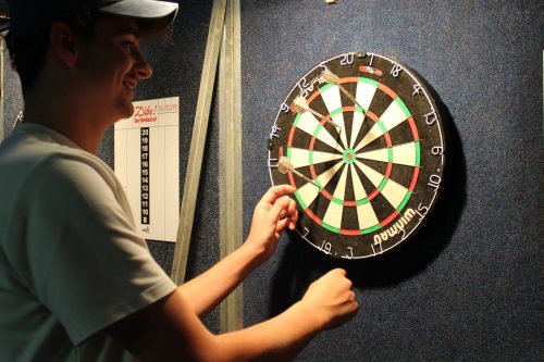 Kermiskantine: Darten, Puzzelen en Borrelen