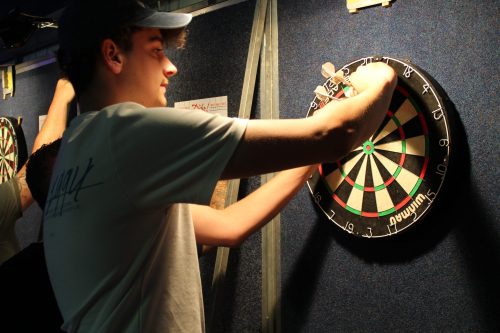 Kermiskantine: Darten, Puzzelen en Borrelen