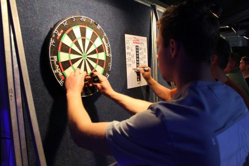 Kermiskantine: Darten, Puzzelen en Borrelen