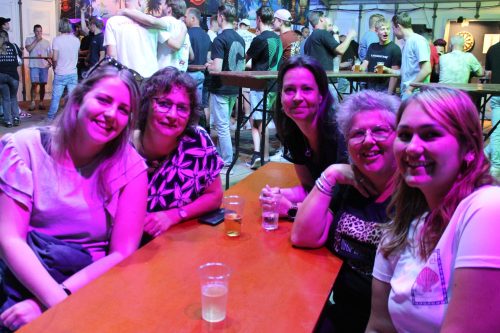 Kermiskantine: Darten, Puzzelen en Borrelen