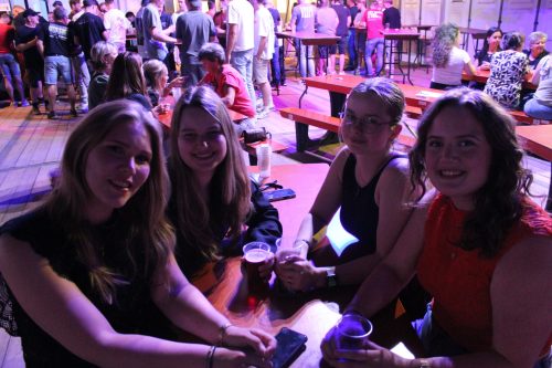 Kermiskantine: Darten, Puzzelen en Borrelen